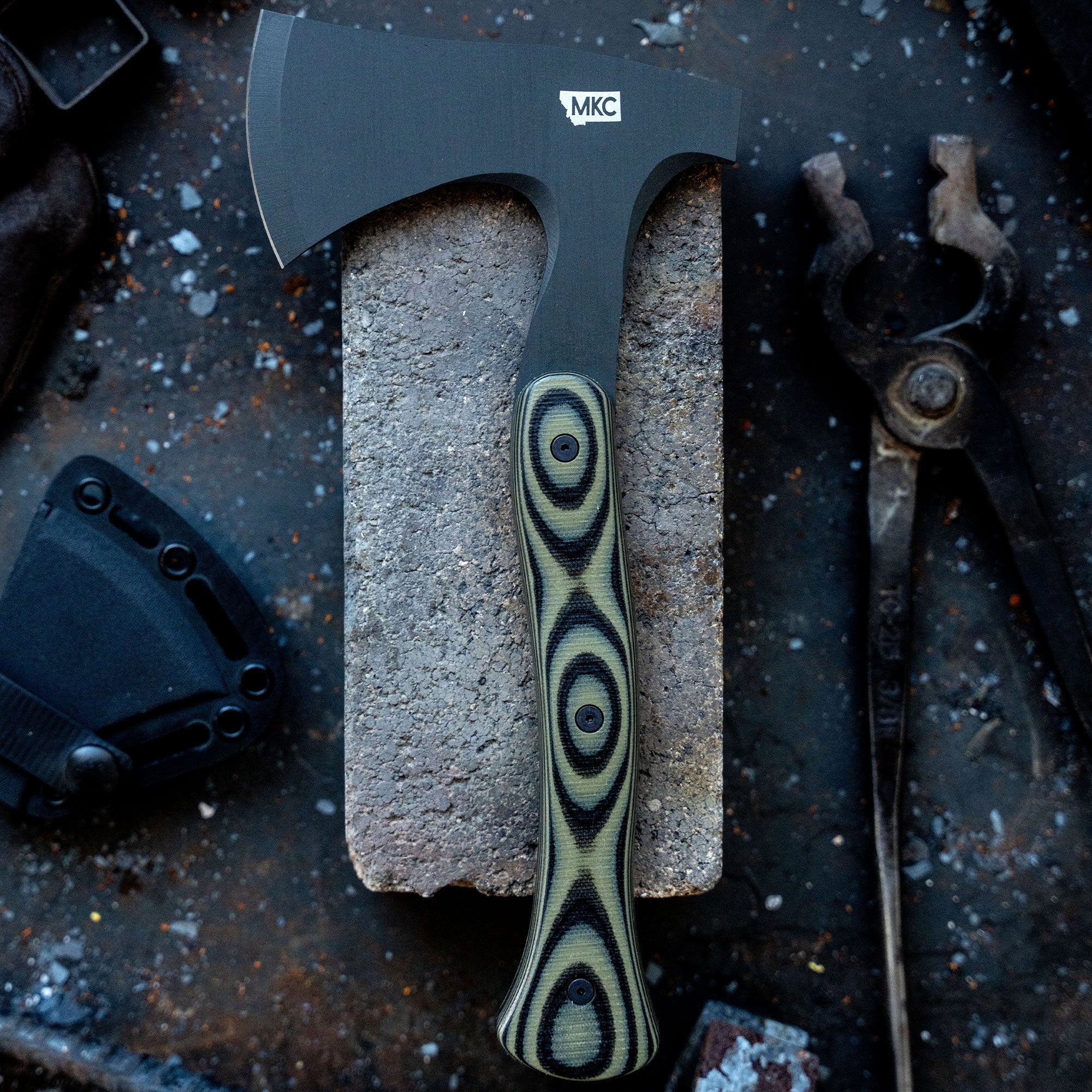 THE HELLGATE HATCHET - GREEN AND BLACK